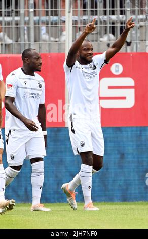 Allemagne. 16th juillet 2022. Sandhausen, Allemagne. 16th juillet 2022. Football: 2nd Bundesliga, SV Sandhausen - DSC Arminia Bielefeld, Matchday 1, BWT-Stadion am Hardtwald. David Kinsombi (r) de Sandhausen et Christian Kinsombi célèbrent le but de 1:0 par David Kinsombi. Crédit : Uli Deck/dpa - REMARQUE IMPORTANTE : Conformément aux exigences du DFL Deutsche Fußball Liga et du DFB Deutscher Fußball-Bund, il est interdit d'utiliser ou d'avoir utilisé des photographies prises dans le stade et/ou du match sous forme de séquences et/ou de séries de photos de type vidéo./dpa/Alay Live News crédit: dpa pic Banque D'Images