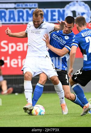 Allemagne. 16th juillet 2022. Sandhausen, Allemagne. 16th juillet 2022. Football: 2nd Bundesliga, SV Sandhausen - DSC Arminia Bielefeld, Matchday 1, BWT-Stadion am Hardtwald. Matej Pulkrab de Sandhausen (l) et Frederik Jäkel de Bielefeld se battent pour le ballon. Crédit : Uli Deck/dpa - REMARQUE IMPORTANTE : Conformément aux exigences du DFL Deutsche Fußball Liga et du DFB Deutscher Fußball-Bund, il est interdit d'utiliser ou d'avoir utilisé des photos prises dans le stade et/ou du match sous forme de séquences et/ou de séries de photos de type vidéo./dpa/Alay Live News crédit: dpa Picture Alliance/Alay Banque D'Images