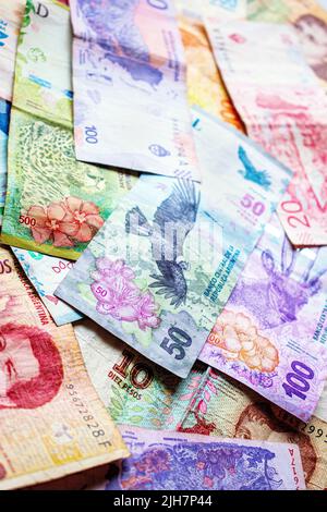 Pesos argentins de valeurs différentes. Argent de l'Argentine en espèces. Banque D'Images