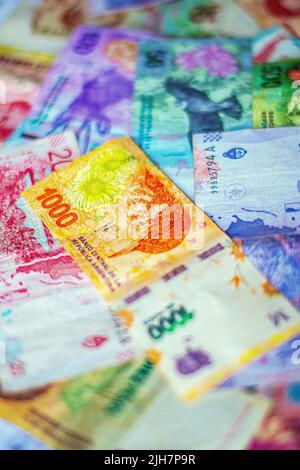 Pesos argentins de valeurs différentes. Argent de l'Argentine en espèces. Banque D'Images