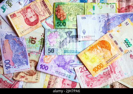 Pesos argentins de valeurs différentes. Argent de l'Argentine en espèces. Banque D'Images