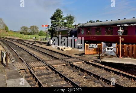 LE MOTEUR-citerne no 1501 DE la classe 1500 DU GWR dans la voie d'évitement de la gare d'Arley, sur le chemin de fer de Severn Valley, après avoir pris un train-navette de Kidderminster Banque D'Images