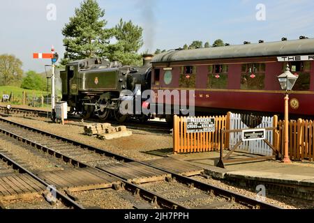 LE MOTEUR-citerne no 1501 DE la classe 1500 DU GWR dans la voie d'évitement de la gare d'Arley, sur le chemin de fer de Severn Valley, après avoir pris un train-navette de Kidderminster Banque D'Images