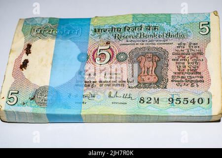 Rare Old Five Rupee notes combinées sur la table, l'argent de l'Inde sur la table tournante. Les anciennes notes de monnaie indienne sur une table tournante, la monnaie indienne sur Banque D'Images