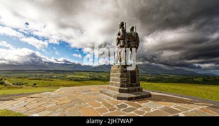 COMMANDO MEMORIAL SPEAN BRIDGE SCOTLAND L'EMBLÉMATIQUE STATUE SURPLOMBANT BEN NEVIS ET AONACH MOR EN ÉTÉ Banque D'Images