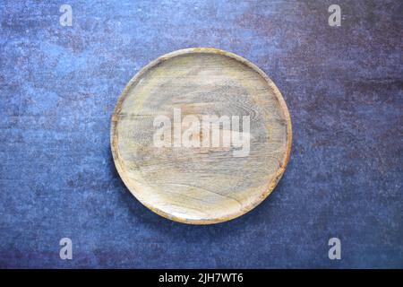Assiette ronde en bois vide en bois d'acacia Banque D'Images