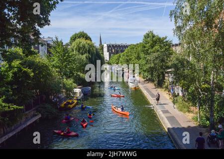 Londres, Angleterre, Royaume-Uni. 16th juillet 2022. Les gens prennent des canoës sur le canal Regent's à Primrose Hill alors que le met Office émet son tout premier avertissement rouge sur les températures extrêmes au Royaume-Uni dans les jours à venir. (Credit image: © Vuk Valcic/ZUMA Press Wire) Credit: ZUMA Press, Inc./Alamy Live News Banque D'Images