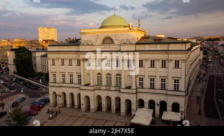 PAN (Académie polonaise des sciences) au Palais de Staszic au coucher du soleil à Krakowskie Przedmieście à Varsovie, Pologne Banque D'Images