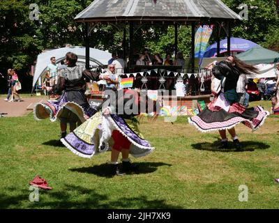 Llandrindod Wells, Powys Wales, Royaume-Uni, 16 juillet 2022. Près de 250 personnes ont participé à Powys Pride, la première célébration annuelle de et par la communauté LGBTQIA dans toute la région de Powys. S'attaquer à l'isolement social et créer un environnement sûr et amusant pour tout le monde. Danseurs freelance Qwerin de Cardiff. Crédit : Andrew Compton/Alay Live News Banque D'Images