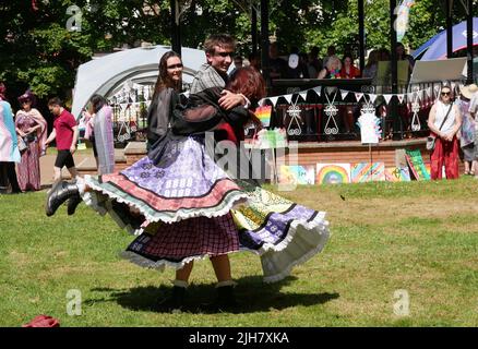 Llandrindod Wells, Powys Wales, Royaume-Uni, 16 juillet 2022. Près de 250 personnes ont participé à Powys Pride, la première célébration annuelle de et par la communauté LGBTQIA dans toute la région de Powys. S'attaquer à l'isolement social et créer un environnement sûr et amusant pour tout le monde. Danseurs freelance Qwerin de Cardiff. Crédit : Andrew Compton/Alay Live News Banque D'Images