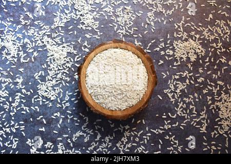 Flocons de riz aplati séchés et entiers crus Banque D'Images