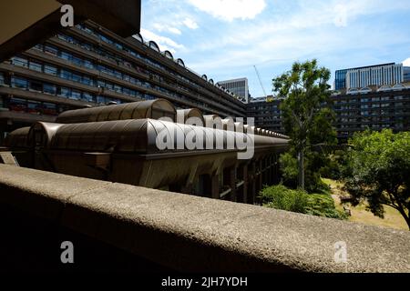 Le Barbican Estate à Londres. Des lieux de logement et d'art construits sur un site bombardé en WW2. Construit dans un style brutaliste Banque D'Images