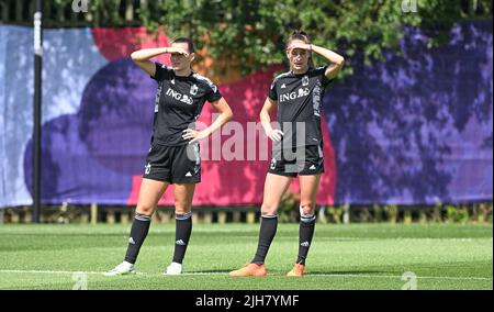 Hannah Eurlings en Belgique et Tessa Wullaert en Belgique ont photographié lors d'une séance de formation de l'équipe nationale féminine de football belge The Red Flames, le samedi 16 juillet 2022 à Wigan, en Angleterre, avant le troisième et dernier match de groupe dans le groupe D du tournoi féminin Euro 2022. Le championnat européen de football féminin 2022 de l'UEFA aura lieu du 6 au 31 juillet. BELGA PHOTO DAVID CATRY Banque D'Images