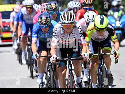 Patrick Konrad autrichien de Bora-Hansgrohe et Louis Meintjes sud-africain d'Intermarche Wanty-Gobert Materiaux photographiés en action au cours de la quatorze étape de la course cycliste Tour de France, de Saint-Etienne à Mende (195 km), France, le samedi 16 juillet 2022. Le Tour de France de cette année a lieu du 01 au 24 juillet 2022. BELGA PHOTO DAVID STOCKMAN - SORTIE ROYAUME-UNI Banque D'Images