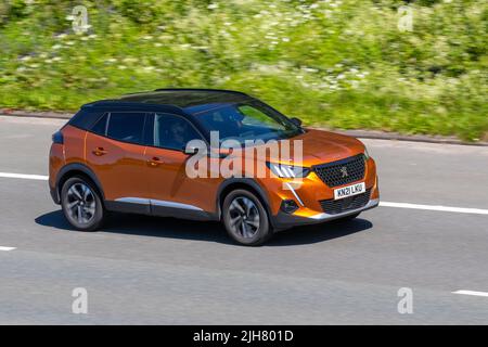 2021 Orange Peugeot 2008 GT PURETECH S/S 1200cc SUV essence ; sur l'autoroute M6, Royaume-Uni Banque D'Images