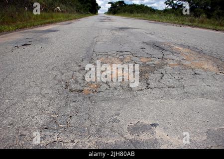 toit de l'autoroute avec asphalte défectueux et abîmé, dangereux pour la circulation Banque D'Images