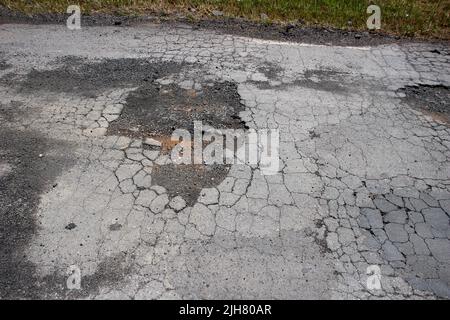 toit de l'autoroute avec asphalte défectueux et abîmé, dangereux pour la circulation Banque D'Images