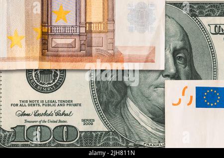 Bourse. Les billets en euros couvrent le portrait de Benjamin Franklin à la monnaie papier en dollars. Pose à plat. Le concept de la crise mondiale, l'investissement Banque D'Images