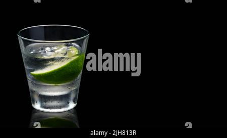 Banner Luxury cocktail Vodka lime mojito, gin tonique avec glace, tequila en verre rocailleux sur fond noir. Banque D'Images