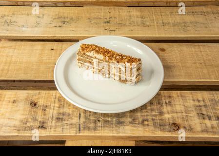 Un gâteau aux biscuits aromatisé aux chocolats noirs et blancs. Entre les biscuits rectangulaires, Banque D'Images