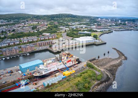 Greenock, Écosse, Royaume-Uni, 16 juillet 2022, Ferguson chantier naval marin le nouveau traversier de Calmac nommé Glen Sannox a déplacé le haut Greenock Banque D'Images