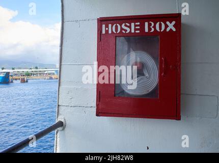 tuyau d'incendie rangé dans une boîte rouge sur un ferry Banque D'Images