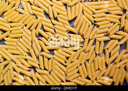 Pâtes de penne rigate séchées entières Banque D'Images