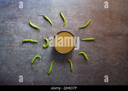 Sauce épicée au piment vert frais Banque D'Images