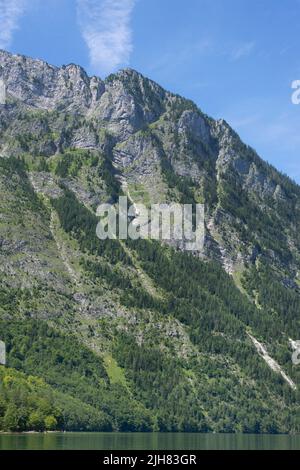 Montagnes surplombant le lac Konnigsee, Alpes bavaroises, Berchtesgadener Alpen, Alpes berchtesgaden, Allemagne Banque D'Images