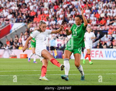 15th juillet 2022, Saint Mary's Stadium, Southampton, Hampshire, Angleterre: Tournoi de football international européen féminin; Irlande du Nord contre Angleterre; Laura Rafferty, d'Irlande du Nord, bloque le tir de la Géorgie Stanway d'Angleterre Banque D'Images