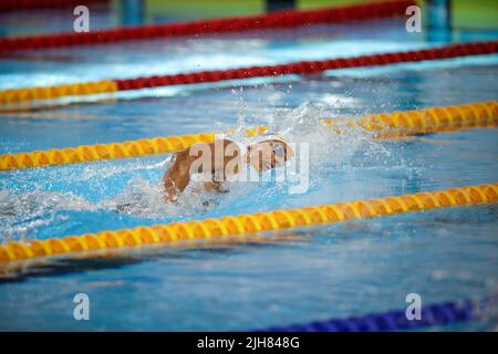 Otopeni, Roumanie - 8 juillet 2022: Détails avec David Popovici nageur de Roumanie participant aux Championnats juniors européens LEN. Banque D'Images