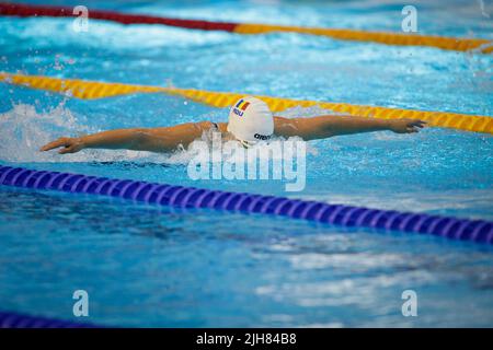 Otopeni, Roumanie - 8 juillet 2022: Détails avec une athlète roumaine professionnelle nage dans un style de papillon de piscine olympique. Banque D'Images