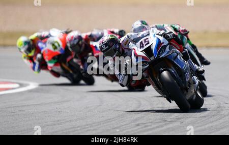 Scott Redding de l'équipe de BMW Motorrad WorldSBK pendant la deuxième journée du Championnat du monde MOTUL FIM Superbike 2022 à Donington Park, Leicestershire. Date de la photo: Samedi 16 juillet 2022. Banque D'Images