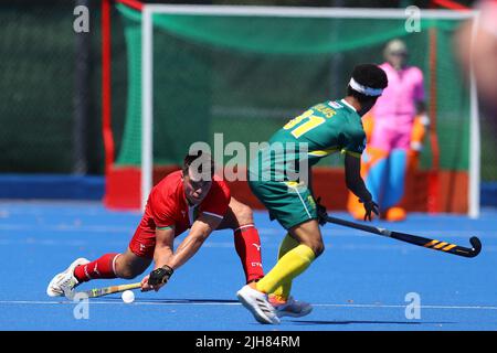 Cardiff, Royaume-Uni. 16th juillet 2022. Ioan Wall of Wales (l) en action. Pays de Galles contre Afrique du Sud, match international de hockey masculin au Centre national de hockey, Sophia Gardens à Cardiff, au sud du pays de Galles, le samedi 16th juillet 2022. Cette image ne peut être utilisée que pour Editorial . photo par Andrew Orchard/Andrew Orchard sports Photography/Alamy Live News crédit: Andrew Orchard sports Photography/Alamy Live News Banque D'Images