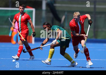 Cardiff, Royaume-Uni. 16th juillet 2022. Mustapha Cassiem d'Afrique du Sud (c) en action. Pays de Galles contre Afrique du Sud, match international de hockey masculin au Centre national de hockey, Sophia Gardens à Cardiff, au sud du pays de Galles, le samedi 16th juillet 2022. Cette image ne peut être utilisée que pour Editorial . photo par Andrew Orchard/Andrew Orchard sports Photography/Alamy Live News crédit: Andrew Orchard sports Photography/Alamy Live News Banque D'Images