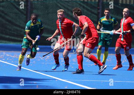 Cardiff, Royaume-Uni. 16th juillet 2022. Samkelo Mvimbi d'Afrique du Sud (l) en action. Pays de Galles contre Afrique du Sud, match international de hockey masculin au Centre national de hockey, Sophia Gardens à Cardiff, au sud du pays de Galles, le samedi 16th juillet 2022. Cette image ne peut être utilisée que pour Editorial . photo par Andrew Orchard/Andrew Orchard sports Photography/Alamy Live News crédit: Andrew Orchard sports Photography/Alamy Live News Banque D'Images