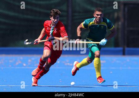 Cardiff, Royaume-Uni. 16th juillet 2022. Rhys Bradshaw du pays de Galles (l) en action. Pays de Galles contre Afrique du Sud, match international de hockey masculin au Centre national de hockey, Sophia Gardens à Cardiff, au sud du pays de Galles, le samedi 16th juillet 2022. Cette image ne peut être utilisée que pour Editorial . photo par Andrew Orchard/Andrew Orchard sports Photography/Alamy Live News crédit: Andrew Orchard sports Photography/Alamy Live News Banque D'Images