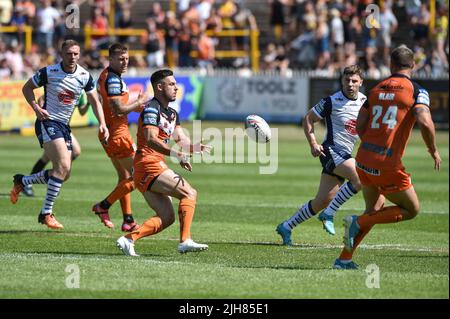 Castleford, Angleterre - 16th juillet 2022 - Niall Evalds of Castleford Tigers passe à Cheyse Blair of Castleford Tigers. Rugby League Betfred Super League Castleford Tigers vs Warrington Wolves au stade de mend-A-duse, Castleford, Royaume-Uni Banque D'Images