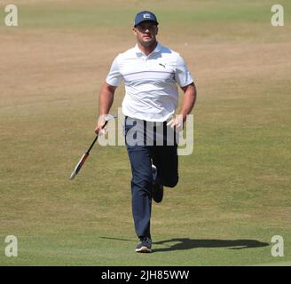 St.Andrews, Royaume-Uni. 16th juillet 2022. L'américain Bryson DeChambeau se dirige vers le green 18th lors de la troisième manche du Championnat d'Open de 150th au club de golf de St Andrews, en Écosse, samedi, 16 juillet 2022. Photo de Hugo Philpott/UPI crédit: UPI/Alay Live News Banque D'Images