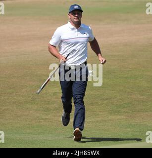 St.Andrews, Royaume-Uni. 16th juillet 2022. L'américain Bryson DeChambeau se dirige vers le green 18th lors de la troisième manche du Championnat d'Open de 150th au club de golf de St Andrews, en Écosse, samedi, 16 juillet 2022. Photo de Hugo Philpott/UPI crédit: UPI/Alay Live News Banque D'Images