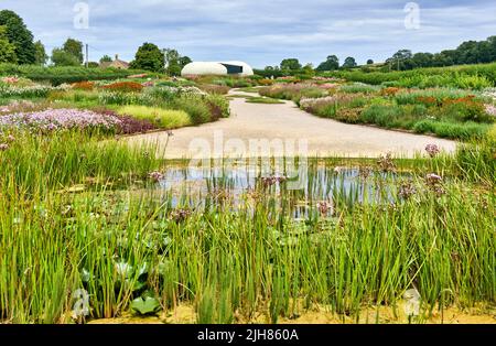 Le jardin Oudolf Field et l'étang de la faune à Hauser et Wirth Art Gallery à Bruton dans le Somerset Royaume-Uni regardant vers le pavillon Radic Banque D'Images