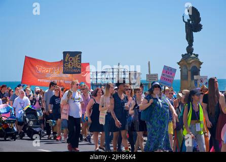 La marche de protestation TRANS Pride Brighton & Hove se fait le long du front de mer, Brighton & Hove. 16 juillet 2022. Credit: J. Marshall / Alamy Live News Banque D'Images