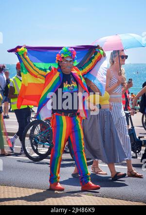 La marche de protestation TRANS Pride Brighton & Hove se fait le long du front de mer, Brighton & Hove. Un participant s'arrête pour prendre une photo. 16 juillet 2022. Credit: J. Marshall / Alamy Live News Banque D'Images
