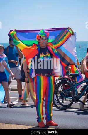 La marche de protestation TRANS Pride Brighton & Hove se fait le long du front de mer, Brighton & Hove. Un participant s'arrête pour prendre une photo. 16 juillet 2022. Credit: J. Marshall / Alamy Live News Banque D'Images