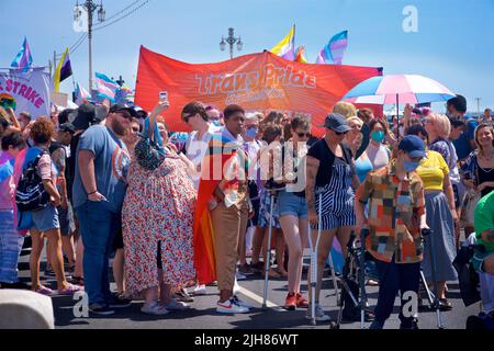 La marche de protestation TRANS Pride Brighton & Hove se fait le long du front de mer, Brighton & Hove. 16 juillet 2022. Credit: J. Marshall / Alamy Live News Banque D'Images