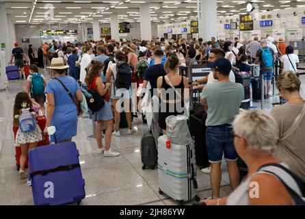 Palma, Espagne. 16th juillet 2022. Les voyageurs qui attendent à l'aéroport à la zone de retrait des bagages. Au cours du week-end (16/17.07.2022), l'aéroport de Majorque effectuera plus de vols qu'avant la pandémie. Credit: Clara Margais/dpa/Alay Live News Banque D'Images