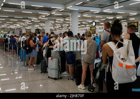 Palma, Espagne. 16th juillet 2022. Les voyageurs attendent au comptoir de l'aéroport de la compagnie Condor pour l'enregistrement des bagages. Le week-end (16./17.07.2022) plus de vols sont opérés à l'aéroport de Majorque qu'avant la pandémie. Credit: Clara Margais/dpa/Alay Live News Banque D'Images