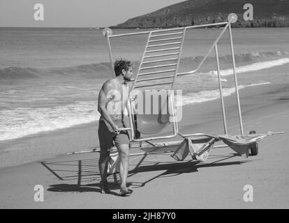 Un maître-nageur érigeant la tour de la montre au bord de l'eau Banque D'Images