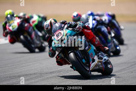 Peter Hickman de FHO Racing pendant la deuxième journée du Championnat du monde de Superbike FIM MOTUL 2022 à Donington Park, Leicestershire. Date de la photo: Samedi 16 juillet 2022. Banque D'Images