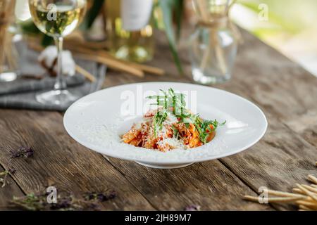 Portion de plat gastronomique de penne arrabbiata Banque D'Images